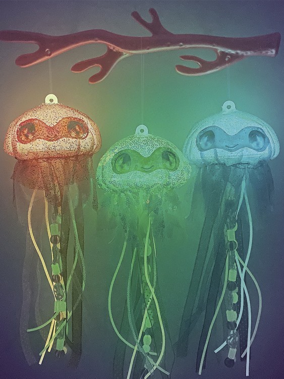 Серия Coralia: Подарочный набор для творчества "Сверкающие медузы" (3 заготовки, вешалка, бусины, ленты, накдейки) (11306_NSDA)