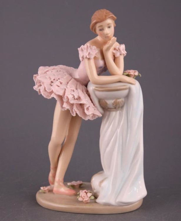 Статуэтка "балерина" высота=16 см. серия "фарфоровые кружева" Lefard (461-095)