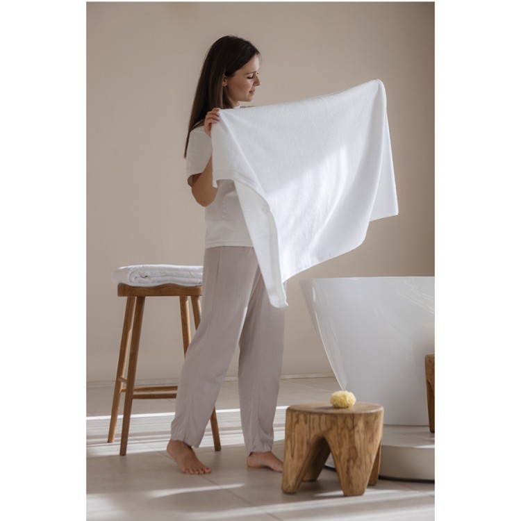 Полотенце банное белого цвета из коллекции essential, 90х150 см (63099)