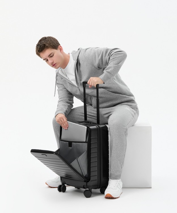 Чемодан для ручной клади JÖGEL ESSENTIAL Carry on Spinner, черный (2122181) Чемодан для ручной клади JÖGEL ESSENTIAL Carry on Spinner, черный (2122181)