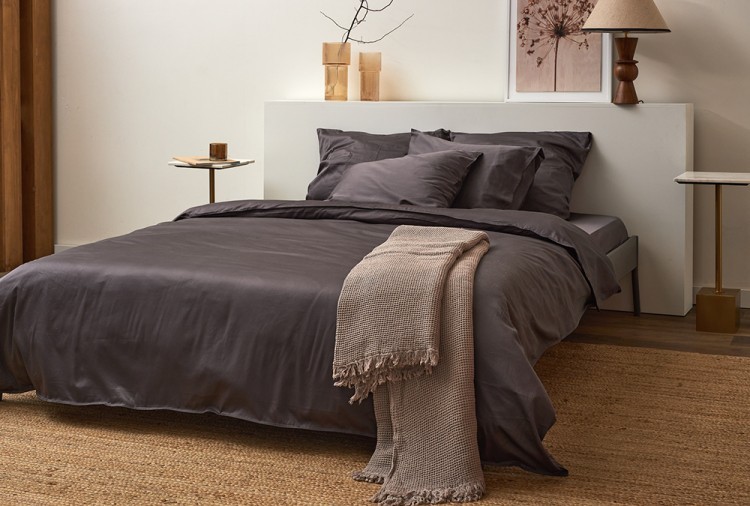 Простыня из премиального сатина темно-серого цвета из коллекции essential, 180х270 см (78481)