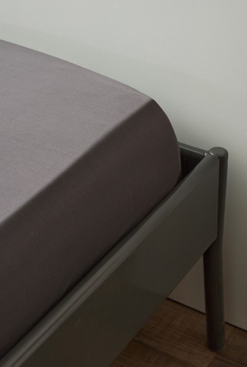 Простыня из премиального сатина темно-серого цвета из коллекции essential, 180х270 см (78481)