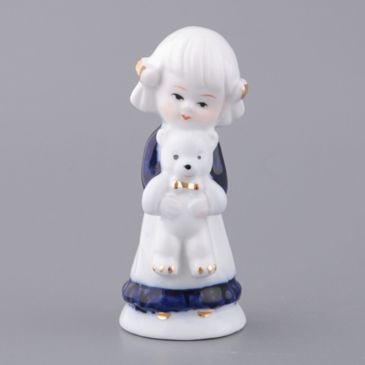 Статуэтка "девочка с игрушкой" 5*5 см. высота=11 см. серия "blau weiss" (кор=96шт.) Lefard (276-033)