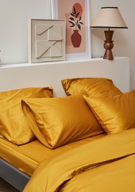 Простыня на резинке из премиального сатина горчичного цвета из коллекции essential, 160х200х30 см (78484)