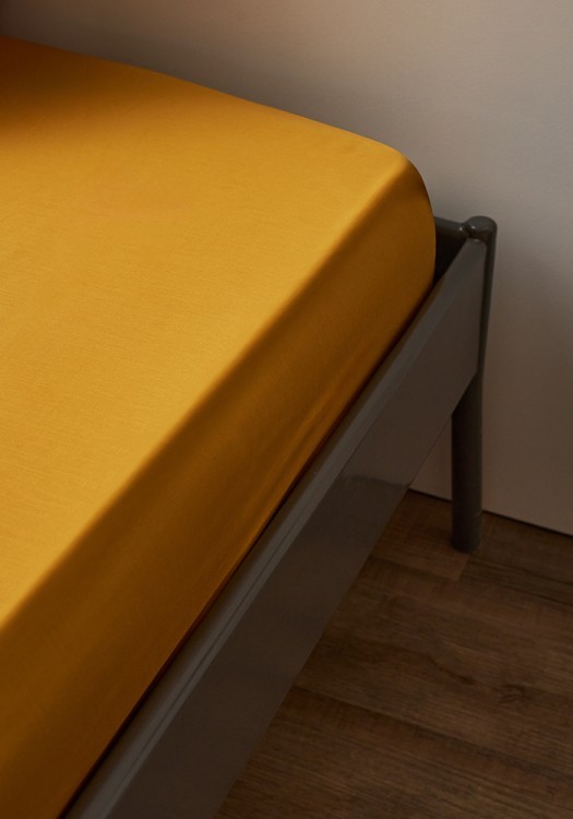 Простыня на резинке из премиального сатина горчичного цвета из коллекции essential, 160х200х30 см (78484)