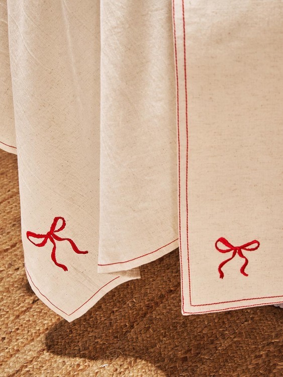 Скатерть fancy bows бежевого цвета из коллекции essential, 180х180 см (79432)