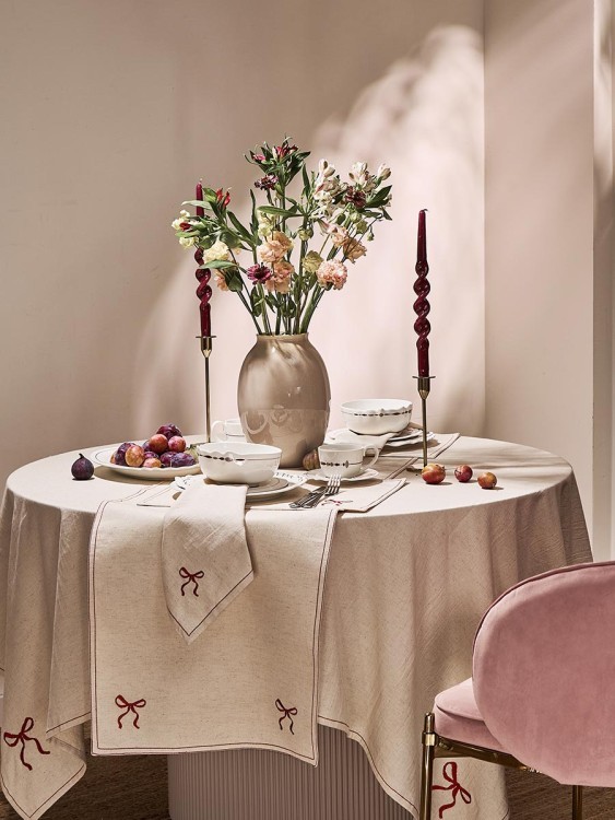 Скатерть fancy bows бежевого цвета из коллекции essential, 180х180 см (79432)