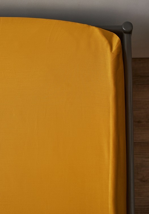 Простыня на резинке из премиального сатина горчичного цвета из коллекции essential, 200х200х30 см (78486)