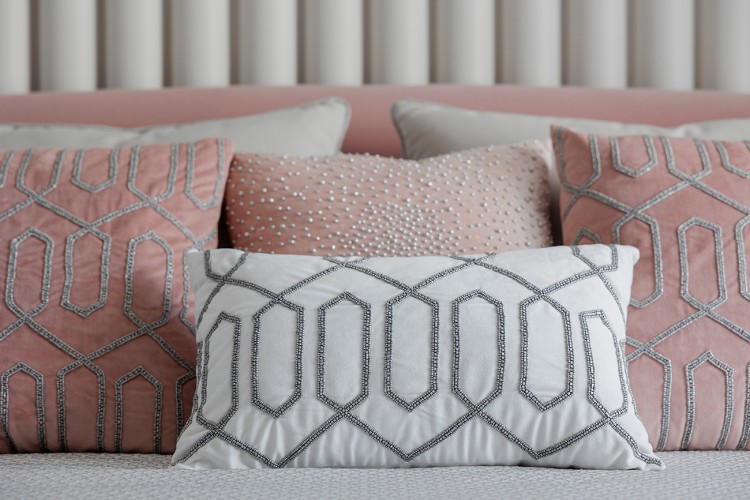 Подушка с бисером "Геометрия" белая 30*50см (TT-00006737)