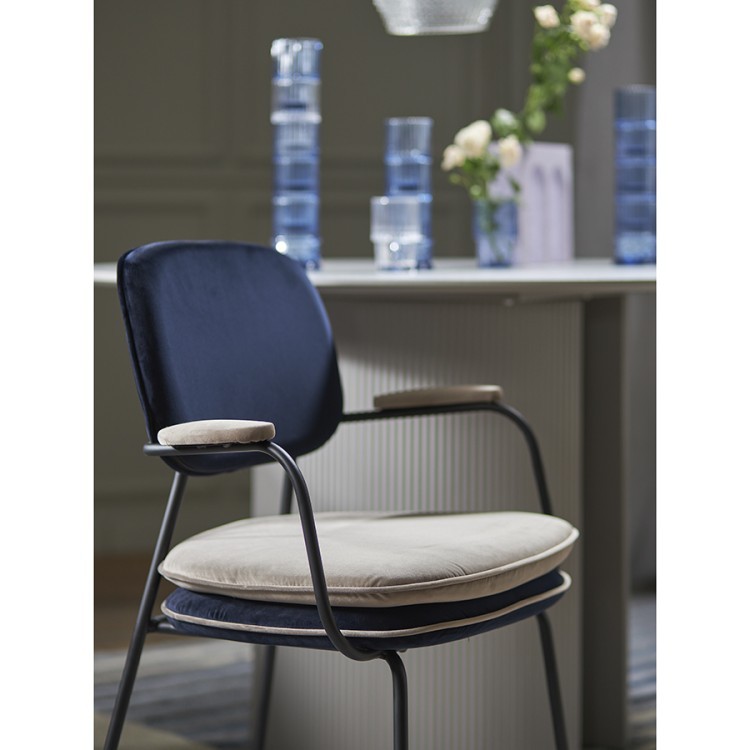 Стул с подлокотниками и контрастным кантом pea, велюр, темно-синий/бежевый (77106)