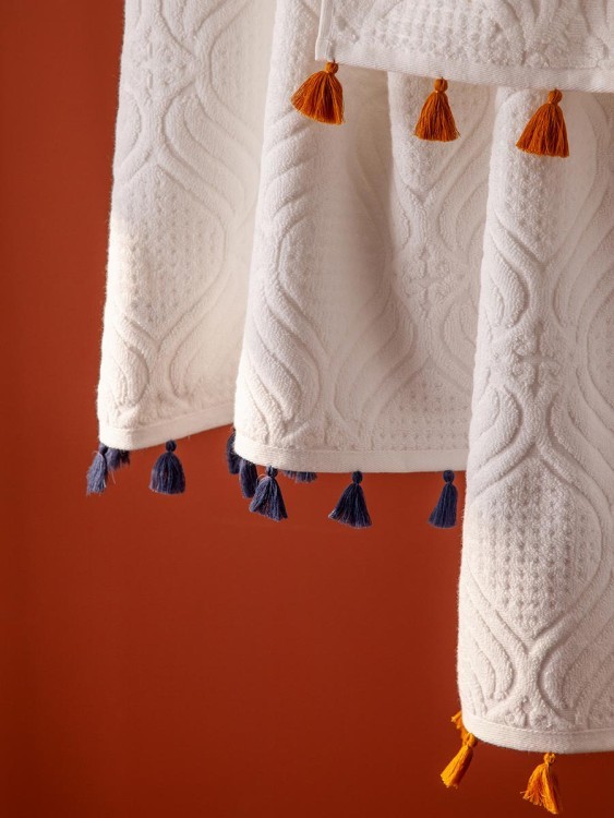 Полотенце банное белое, с кисточками темно-синего цвета из коллекции essential, 70х140 см (75400)