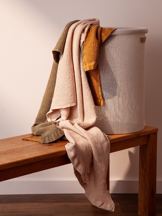 Полотенце банное из умягченной вафли цвета охры из коллекции essential, 70x140 см (79177)