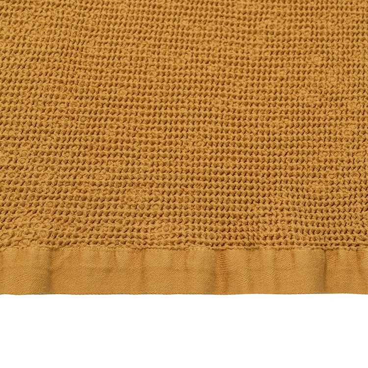 Полотенце банное из умягченной вафли цвета охры из коллекции essential, 70x140 см (79177)