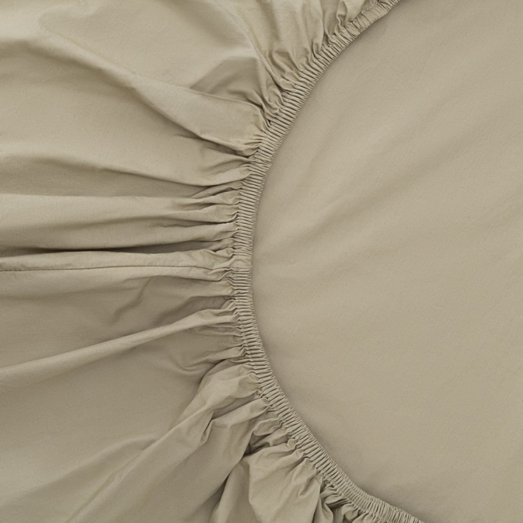 Простыня на резинке из стираного перкаля бежево-серого цвета из коллекции essential, 180х200х30 см (77760)