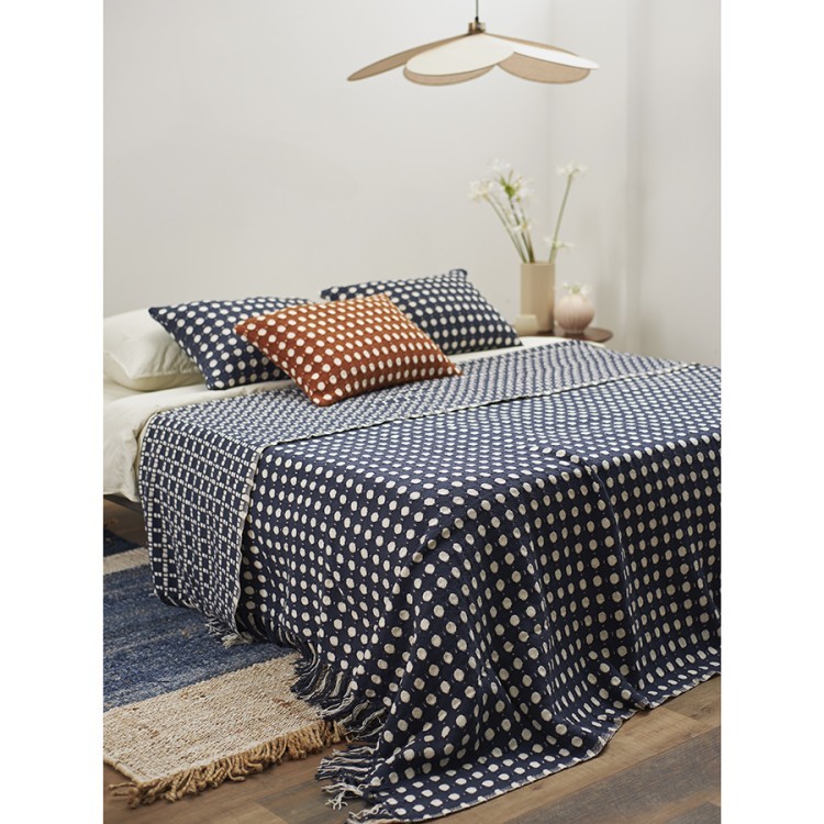 Чехол на подушку из хлопка polka dots темно-синего цвета из коллекции essential, 40x60 см (76968) Чехол на подушку из хлопка polka dots темно-синего цвета из коллекции essential, 40x60 см (76968)