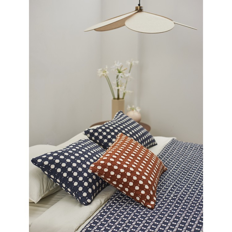 Чехол на подушку из хлопка polka dots темно-синего цвета из коллекции essential, 40x60 см (76968) Чехол на подушку из хлопка polka dots темно-синего цвета из коллекции essential, 40x60 см (76968)