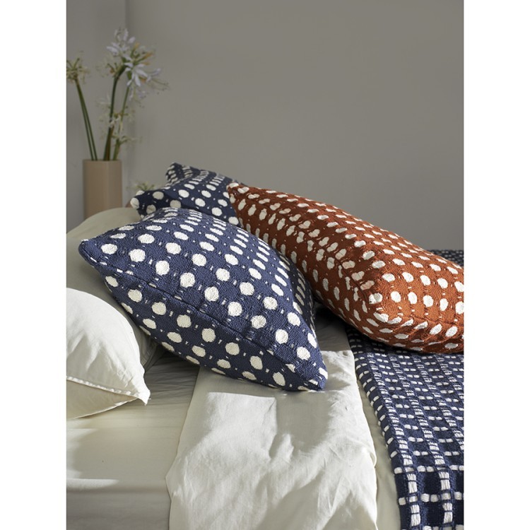 Чехол на подушку из хлопка polka dots темно-синего цвета из коллекции essential, 40x60 см (76968) Чехол на подушку из хлопка polka dots темно-синего цвета из коллекции essential, 40x60 см (76968)