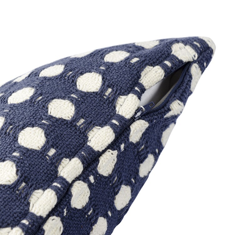 Чехол на подушку из хлопка polka dots темно-синего цвета из коллекции essential, 40x60 см (76968) Чехол на подушку из хлопка polka dots темно-синего цвета из коллекции essential, 40x60 см (76968)