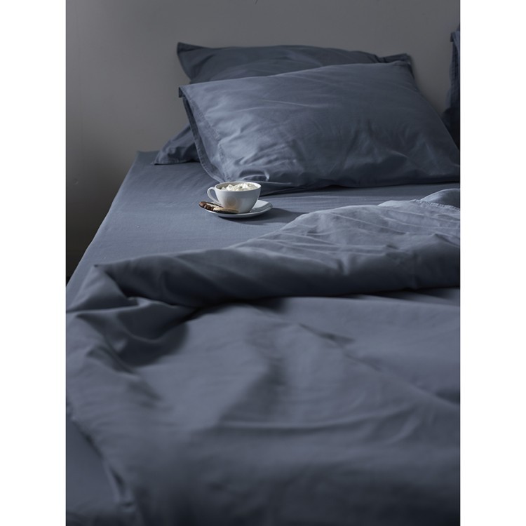 Комплект постельного белья из сатина джинсово-синего цвета с брашинг-эффектом из коллекции essential, 200х220 см (76082)